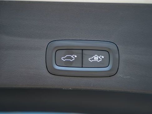Certified 2024 Volvo XC40 B5 Ultimate AWD/4WD image 11