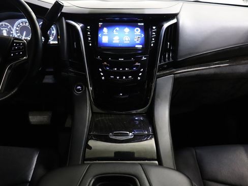 Used 2015 Cadillac Escalade Platinum image 31