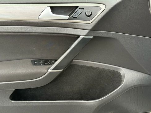 Used 2016 Volkswagen Golf S image 18