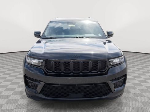 Used 2023 Jeep Grand Cherokee Altitude AWD/4WD image 2