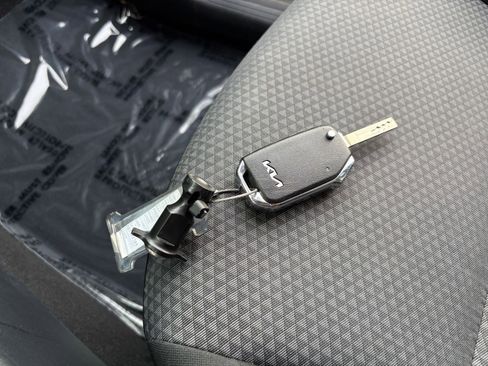 Used 2025 Kia Soul LX w/ LX Technology Package FWD image 21
