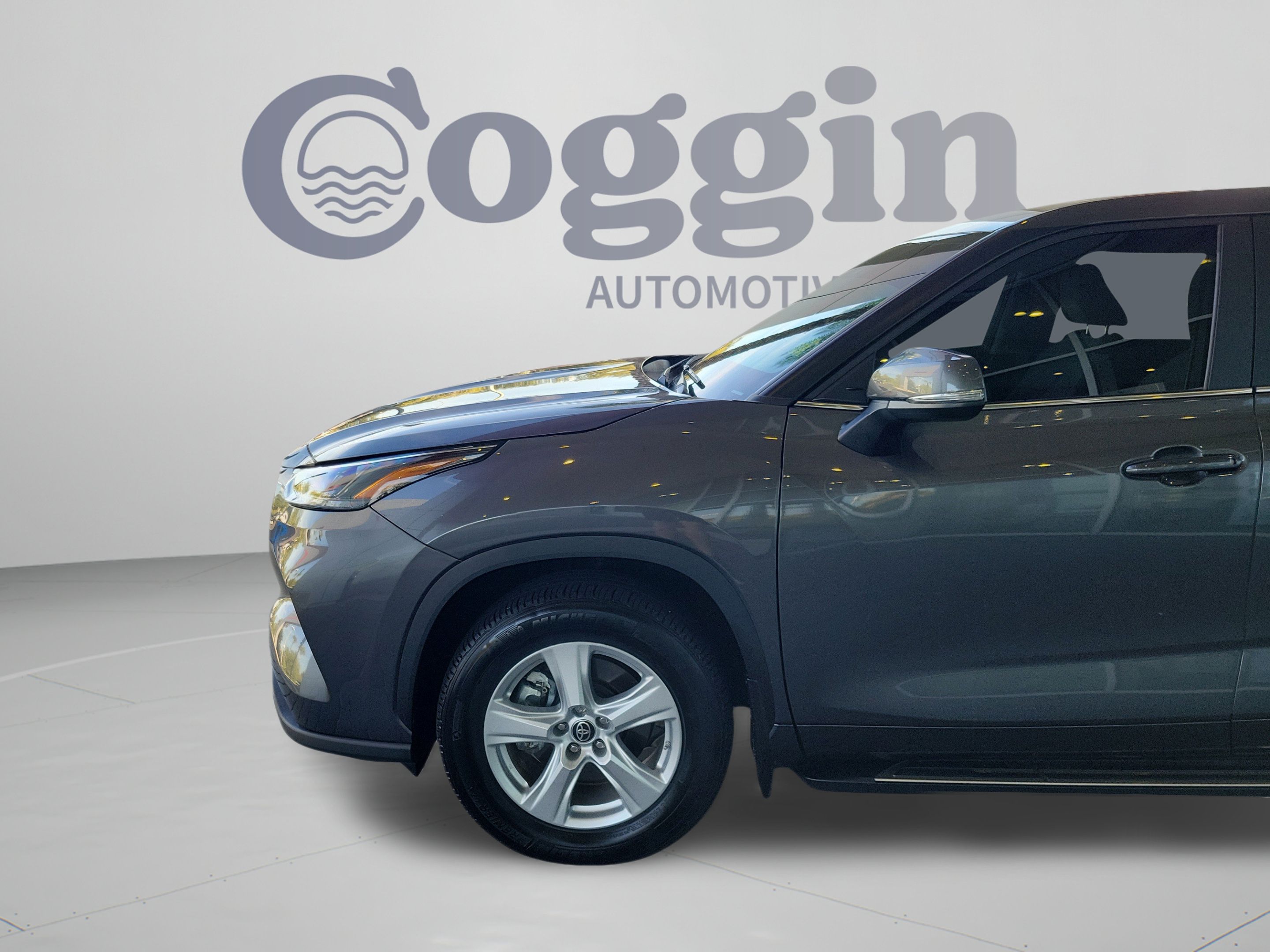 Used 2024 Toyota Highlander LE AWD/4WD image 2