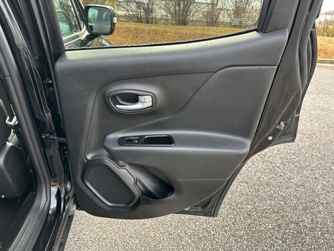 Used 2023 Jeep Renegade Latitude image 16