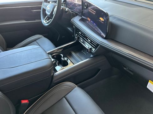 New 2025 Chevrolet Suburban Premier image 18