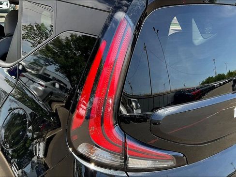 Used 2025 Kia Soul LX w/ LX Technology Package FWD image 23