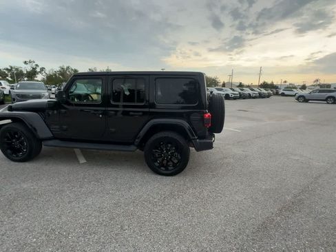 Used 2025 Jeep Wrangler Unlimited Sahara AWD/4WD image 5