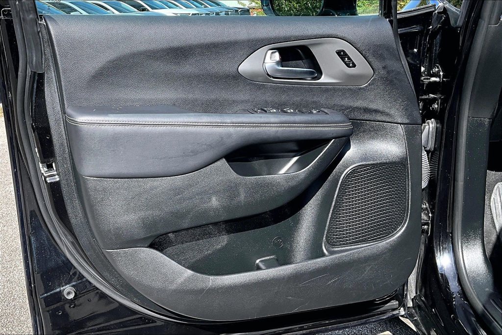 Used 2025 Chrysler Pacifica Select FWD image 22