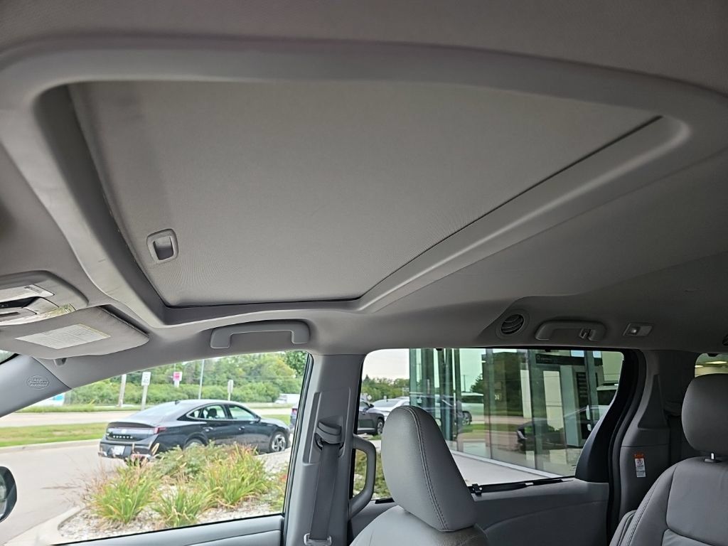 Used 2018 Toyota Sienna XLE w/ XLE Navigation Package FWD image 25