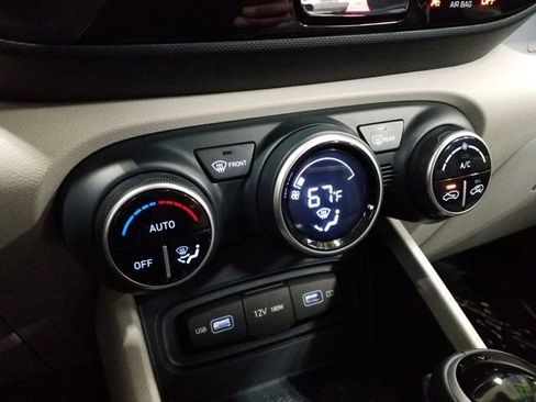 Used 2022 Hyundai Venue Limited w/ Cargo Package image 8