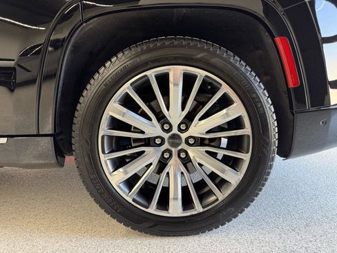 Used 2022 Jeep Grand Wagoneer Series III AWD/4WD image 27