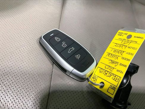 Used 2023 GMC Yukon SLT w/ SLT Premium Package image 11