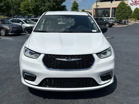 Used 2024 Chrysler Pacifica Touring-L FWD image 9