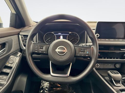 Used 2023 Nissan Rogue SV image 12