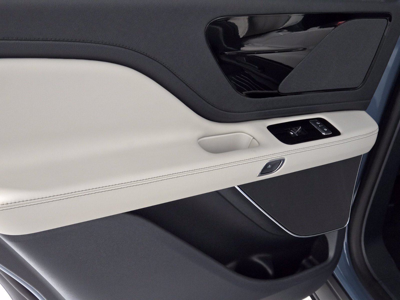 New 2026 Lincoln Aviator AWD w/ Jet Appearance Package image 24