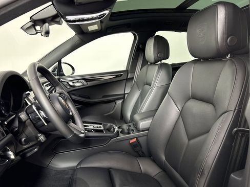 Certified 2026 Porsche Macan AWD/4WD image 5