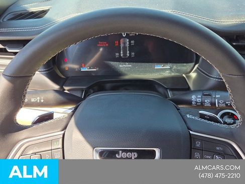 Used 2025 Jeep Grand Cherokee Limited w/ Luxury Tech Group II RWD image 27