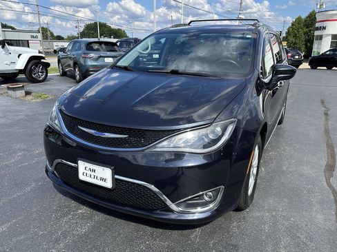 Used 2019 Chrysler Pacifica Touring-L FWD image 7