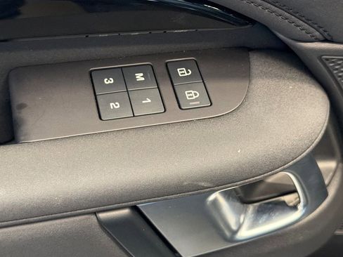 Certified 2025 Land Rover Discovery S AWD/4WD image 13