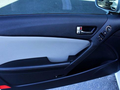 Used 2016 Hyundai Genesis 3.8 image 9