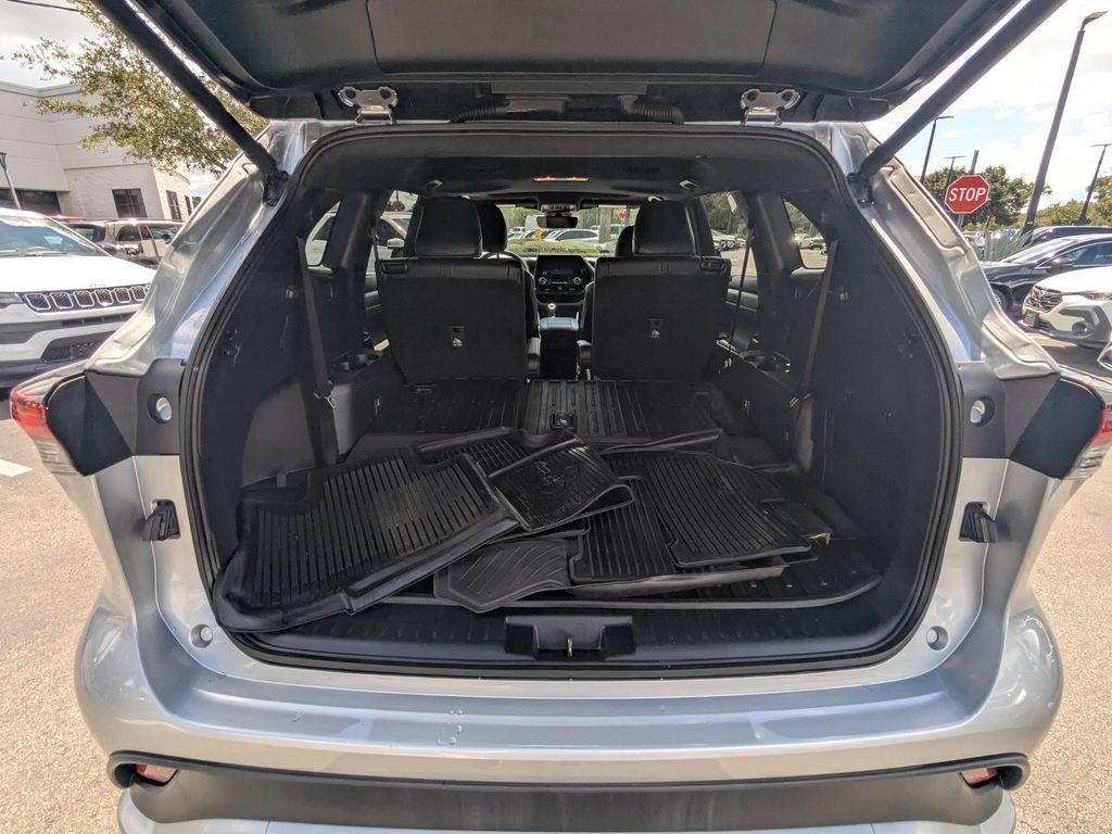 Used 2024 Toyota Highlander XSE FWD image 25
