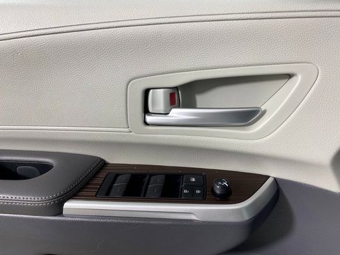 Used 2024 Toyota Sienna XLE image 24