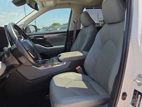 Used 2023 Toyota Highlander Limited FWD image 15