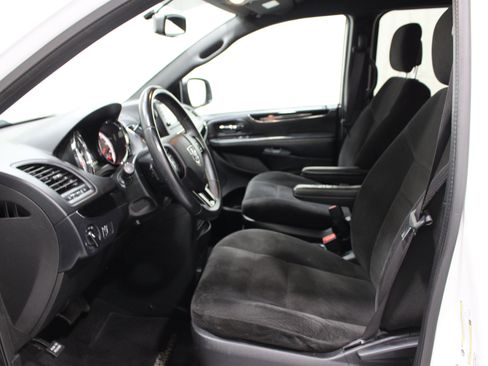 Used 2017 Dodge Grand Caravan SE FWD image 3