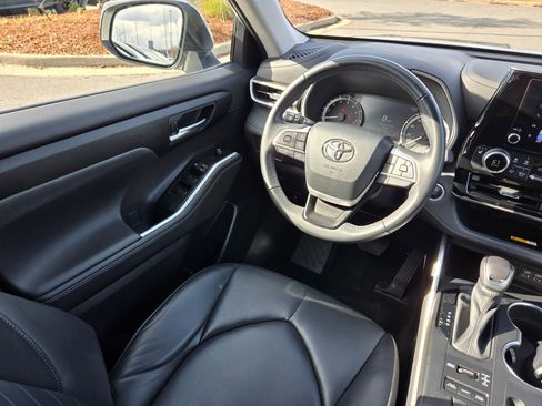 Used 2024 Toyota Highlander XLE image 9