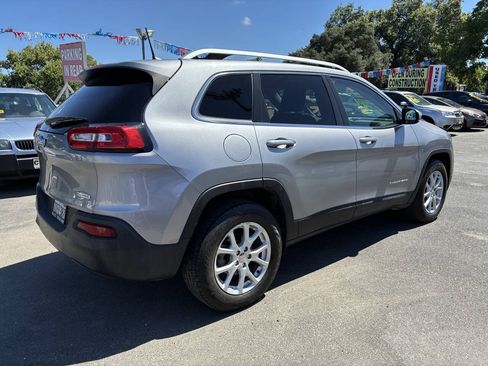 Used 2017 Jeep Cherokee Latitude w/ Safety/Convenience Group FWD image 2
