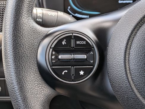 Used 2025 Kia Soul LX w/ LX Technology Package FWD image 18
