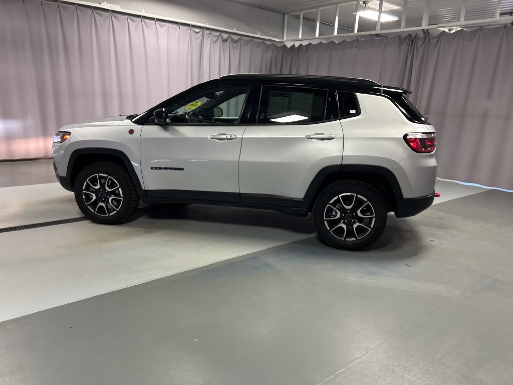 Used 2025 Jeep Compass Trailhawk AWD/4WD image 4
