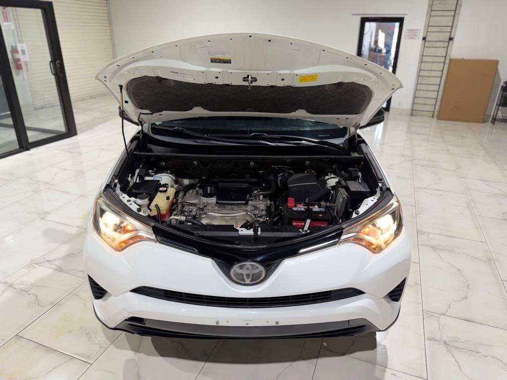 Used 2018 Toyota RAV4 LE FWD image 4