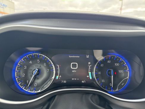 Used 2024 Chrysler Pacifica Touring-L image 15