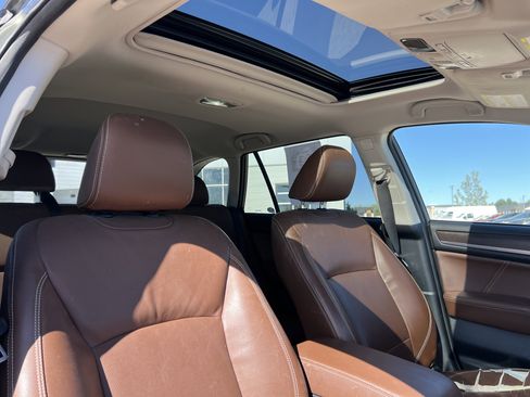 Used 2018 Subaru Outback 3.6R Touring w/ Popular Package #3 AWD/4WD image 17