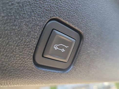 Used 2025 Chevrolet Traverse LT FWD image 9