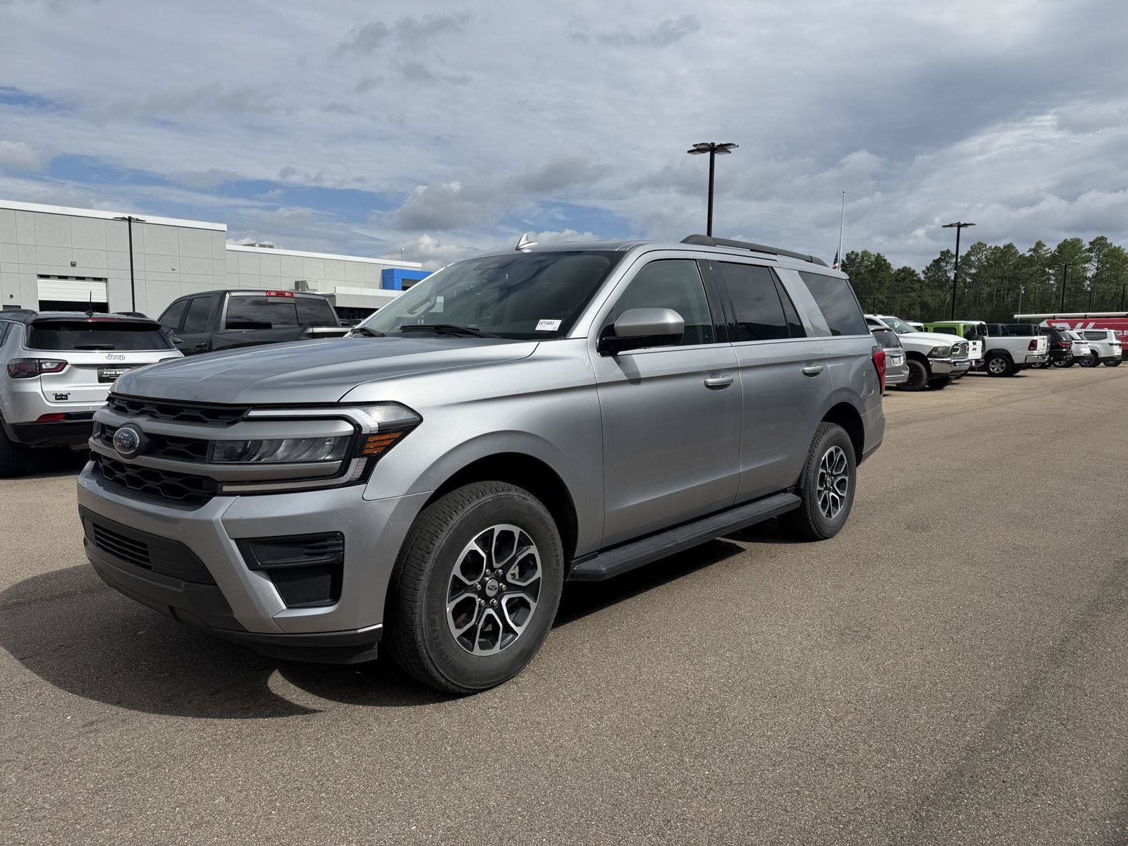 Used 2024 Ford Expedition XLT RWD image 1