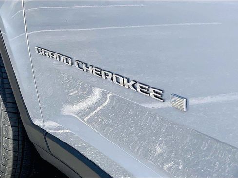 Used 2023 Jeep Grand Cherokee L Limited AWD/4WD image 31