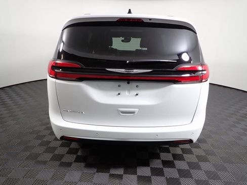 New 2026 Chrysler Pacifica Pinnacle image 18