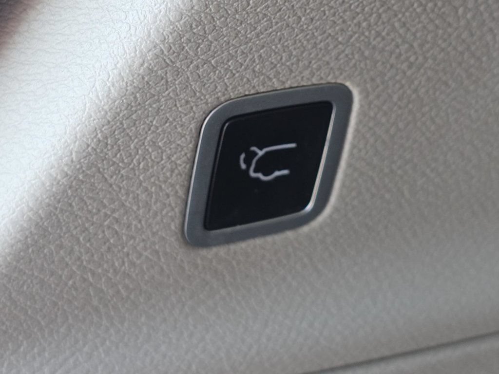 Used 2023 Chrysler Pacifica Touring-L FWD image 12