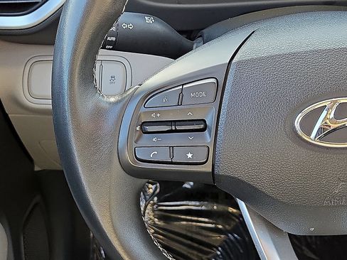 Used 2025 Hyundai Venue SEL FWD image 17