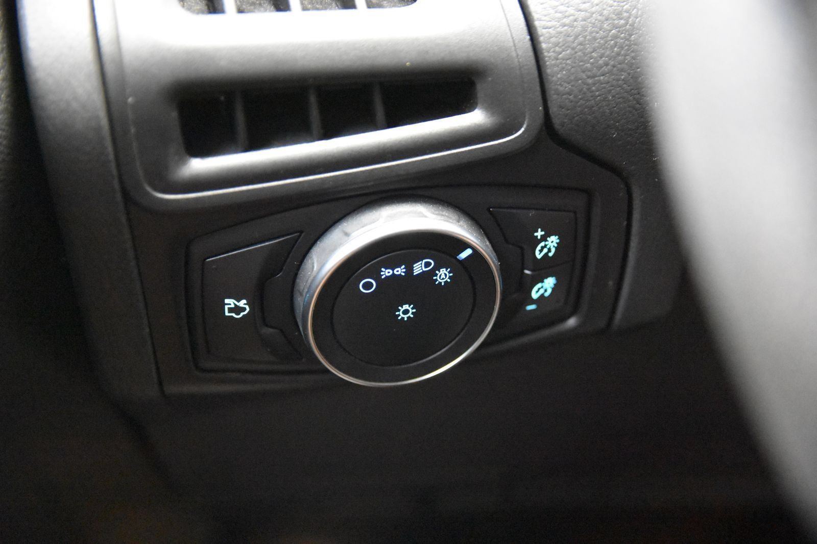Used 2016 Ford Focus SE FWD image 18