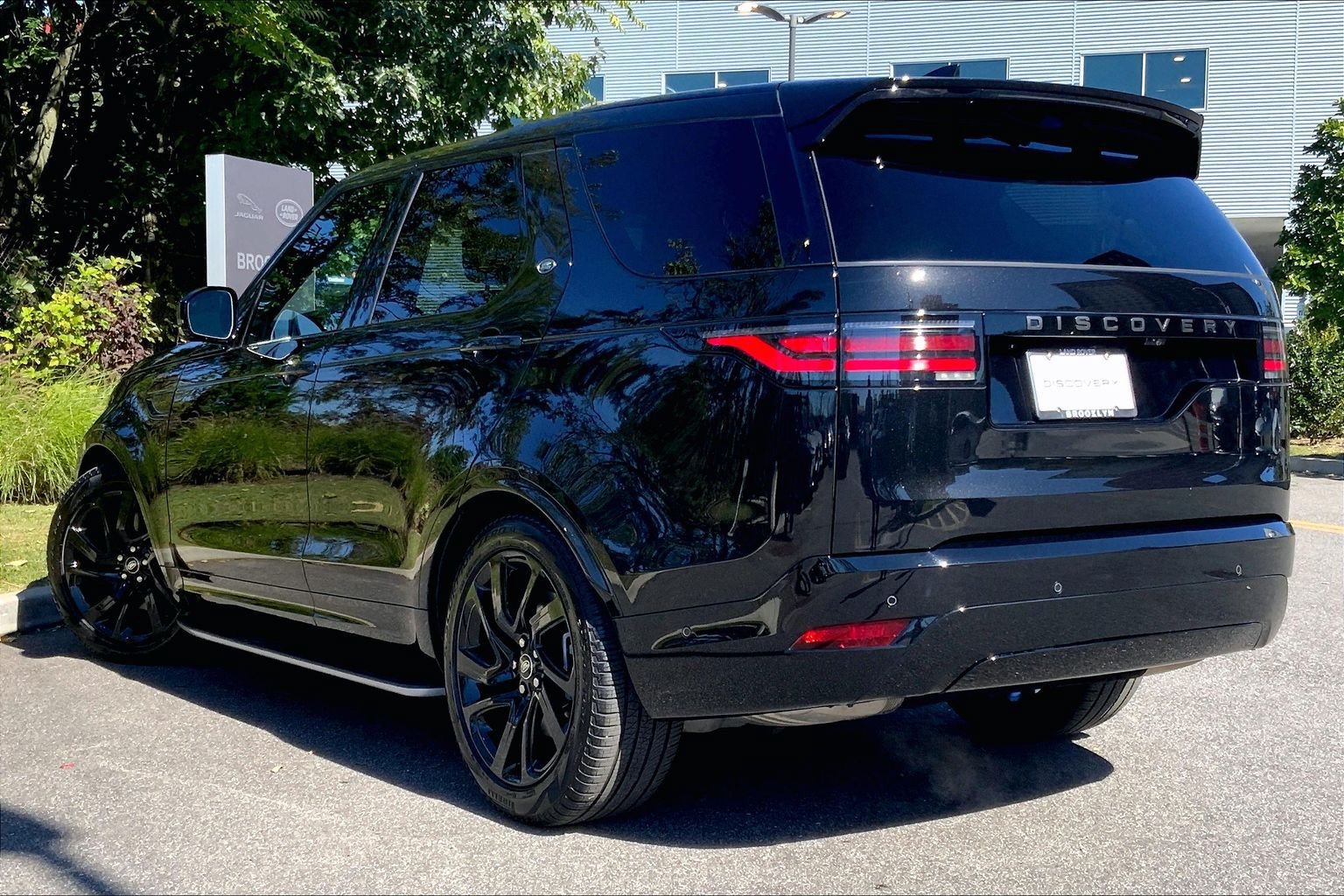 Certified 2025 Land Rover Discovery Dynamic SE AWD/4WD image 11