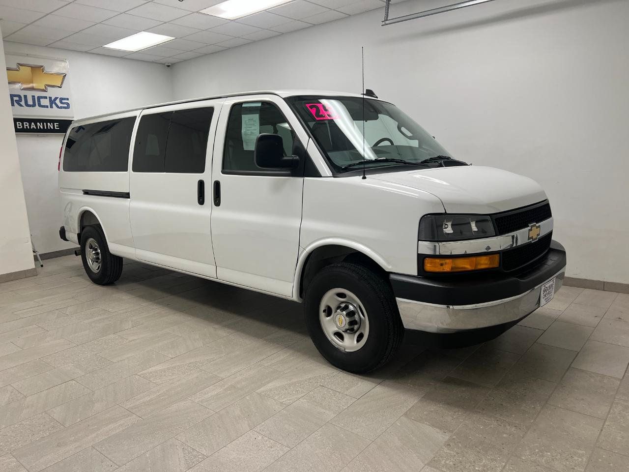 Used 2025 Chevrolet Express 3500 LT w/ LT Preferred Equipment Group RWD image 6