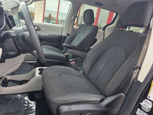 Used 2017 Chrysler Pacifica Touring image 11