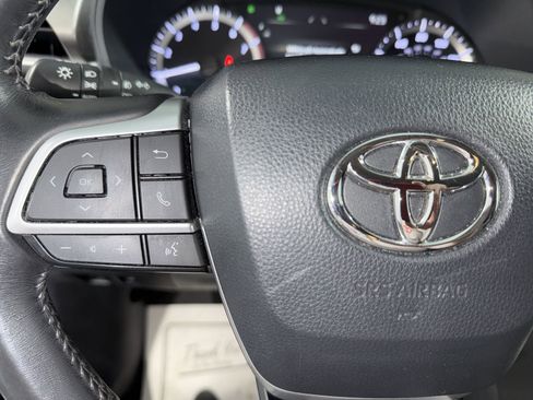 Used 2024 Toyota Highlander LE image 32
