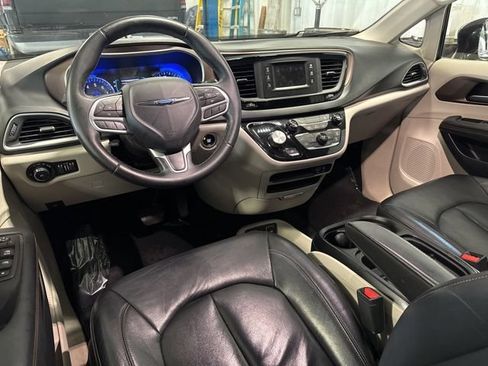 Used 2017 Chrysler Pacifica Touring-L FWD image 5