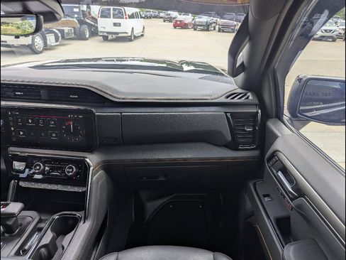 Used 2025 GMC Sierra 1500 AT4 w/ AT4 Premium Package AWD/4WD image 4