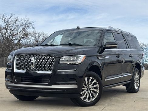 Used 2024 Lincoln Navigator L 4WD image 2