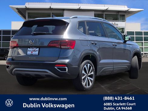Used 2023 Volkswagen Taos SE w/ Panoramic Sunroof Package FWD image 4