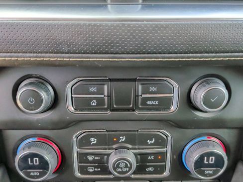 Used 2023 Chevrolet Suburban Premier AWD/4WD image 32